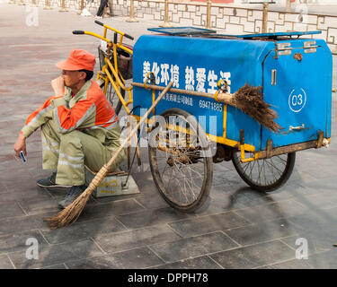 Peking, China. 16. Oktober 2006. A die Kehrmaschine ruht neben seinem dreirädrigen Fahrrad-Karren in Peking, Hauptstadt der Republik China. © Arnold Drapkin/ZUMAPRESS.com/Alamy Live-Nachrichten Stockfoto