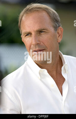 18. Dezember 2005 - KEVIN COSTNER stars wie Beau in Warner Bros.-PicturesÃ• und Village Roadshow PicturesÃ• romantische Komödie Â ' Gerücht hat ItÃ‰, Â "auch mit Jennifer Aniston, Shirley MacLaine und Mark Ruffalo... K46268ES.'' ES WIRD GEMUNKELT ''. TV-FILM-STILLS. VON geliefert (Kredit-Bild: © Globe Photos/ZUMAPRESS.com) Stockfoto