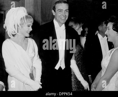 6. April 2006 - SEAN CONNERY mit seiner Frau DIANE CILENTO und Prinzessin MARGARET ATT die PREMIERE des Films "Herr JIM'' IN LONDON.02-16-1965.SUPPLIED von (Kredit-Bild: © Globe Photos/ZUMAPRESS.com) Stockfoto