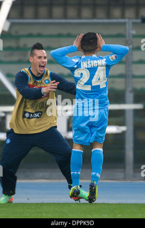 Verona, Italien. 12. Januar 2014. (R-L) Lorenzo Insigne, Marek Hamsik (Napoli) Football / Soccer: Lorenzo Insigne von Napoli feiert mit seinen Teamkollegen Marek Hamsik nach ihrem zweiten Tor während des italienischen "Serie A"-Spiels zwischen Hellas Verona 0-3 SSC Napoli im Stadio Marc'Antonio Bentegodi in Verona, Italien. © Maurizio Borsari/AFLO/Alamy Live-Nachrichten Stockfoto