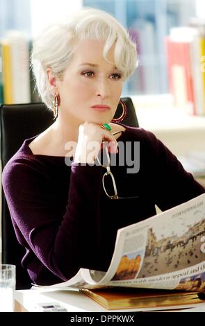 25. Mai 2006 - Sterne zweifache Academy AwardÂ¨ Sieger Meryl Streep als Miranda Priestly, der Herausgeber der Zeitschrift der Start-und Landebahn... K49246ES. TV-FILM-STILLS. GELIEFERT von der Teufel trägt PRADA (Kredit-Bild: © Globe Photos/ZUMAPRESS.com) Stockfoto