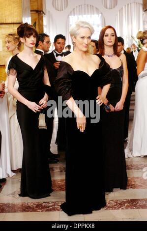 25. Mai 2006 - ist auf eine wichtige Party Magazin Moderedakteurin Miranda Priestly (Meryl Streep) durch ihre zwei Assistentinnen, Andy (Anne Hathaway, links) und Emily (Emily Blunt) flankiert. . K49246ES. TV-FILM-STILLS. GELIEFERT von der Teufel trägt PRADA (Kredit-Bild: © Globe Photos/ZUMAPRESS.com) Stockfoto