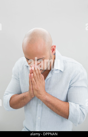 Nahaufnahme von einer traurigen legerer Mann mit Händen ins Gesicht Stockfoto