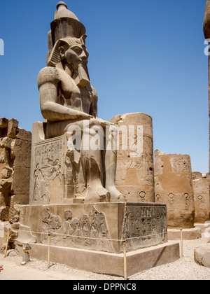 Einer der zwei sitzende Statuen von Ramses II, die den ersten Pylon in den Tempel von Luxor, Ägypten bewachen Stockfoto