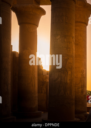 Sonnenuntergang am Kom Ombo Tempel auf dem oberen Fluss Nil, Ägypten Stockfoto