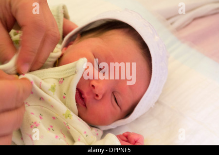 Kaukasische Mutter ihr kleines Mädchen Windel ändern Stockfoto