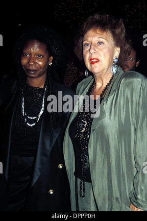 29. Dezember 2005 - JEAN STAPLETON WHOOPI GOLDBERG. MILLER-MICHELSON-JEANSTAPLETONRETRO.1982 (Kredit-Bild: © Kugel-Photos/ZUMAPRESS.com) Stockfoto