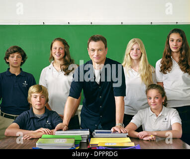 13. Juni 2006 - schießen Los Angeles, Kalifornien, US - Schauspieler GARY SINISE, während ein Portrait in einem Klassenzimmer mit Studenten. (Kredit-Bild: © Wendy Fletcher/ZUMAPRESS.com) Stockfoto