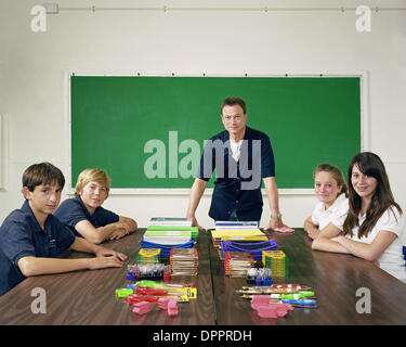 13. Juni 2006 - schießen Los Angeles, Kalifornien, US - Schauspieler GARY SINISE, während ein Portrait in einem Klassenzimmer mit Studenten. (Kredit-Bild: © Wendy Fletcher/ZUMAPRESS.com) Stockfoto