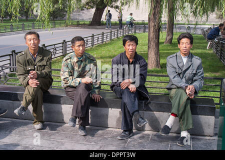 Peking, China. 16. Oktober 2006. Vier chinesische Männer sitzen auf einer Parkbank in Peking, Hauptstadt der Republik China. © Arnold Drapkin/ZUMAPRESS.com/Alamy Live-Nachrichten Stockfoto