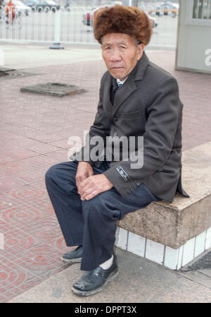 Peking, China. 16. Oktober 2006. Ein alter chinesischer ruht, sitzt auf einem Betonblock in Peking, Hauptstadt der Republik China. © Arnold Drapkin/ZUMAPRESS.com/Alamy Live-Nachrichten Stockfoto