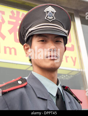 Peking, China. 16. Oktober 2006. Porträt eines chinesischen Wachmann in Peking, Hauptstadt der Republik China. © Arnold Drapkin/ZUMAPRESS.com/Alamy Live-Nachrichten Stockfoto