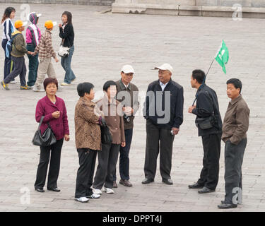 Peking, China. 26. Oktober 2006. Chinesische Touristen und ihre Tour-Guides in der verbotenen Stadt, eine wichtige touristische Attraktion in Peking, Hauptstadt der Republik China. © Arnold Drapkin/ZUMAPRESS.com/Alamy Live-Nachrichten Stockfoto