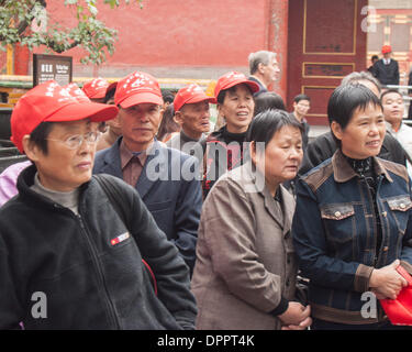 Peking, China. 26. Oktober 2006. Eine Gruppe von chinesischen Touristen lesen ein beschreibenden Zeichen in der verbotenen Stadt, eine wichtige touristische Attraktion in Peking, Hauptstadt der Republik China. © Arnold Drapkin/ZUMAPRESS.com/Alamy Live-Nachrichten Stockfoto