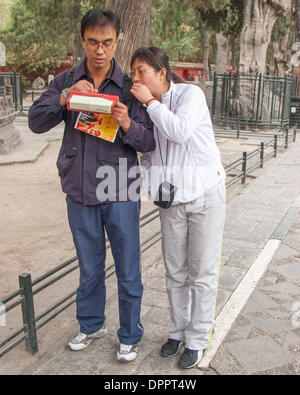 Peking, China. 26. Oktober 2006. Ein chinesisches Ehepaar schauen Sie sich ihre Führer Karte in der verbotenen Stadt, eine wichtige touristische Attraktion in Peking, Hauptstadt der Republik China. © Arnold Drapkin/ZUMAPRESS.com/Alamy Live-Nachrichten Stockfoto