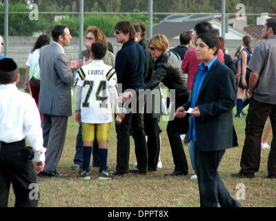 14. Oktober 2006 - PARK TOM CRUISE mit Familie AT LA CESENIGA IN BEVERLY HILLS 14.10.2006. NOEL-2006.TOM KREUZFAHRT MIT SEINER MUTTER MARY LEE SÜD- UND SOHN CONNOR CRUISE. K50351NC (Kredit-Bild: © Globe Photos/ZUMAPRESS.com) Stockfoto