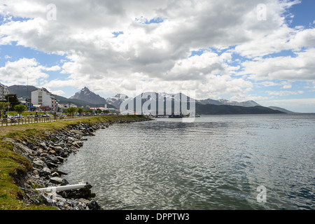 Blick nach Westen von Puerto de Ushuaia in Richtung der Berge von Tierra Del Fuego, Argentinien. Stockfoto