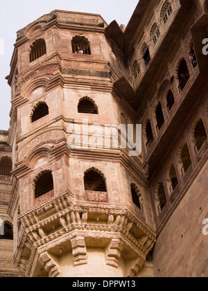 26. Dezember 2005 - Jodhpur, Rajasthan, Indien - Detailf geschnitzten Stein in einem Haveli in Jodhpur, beschreibt Rajasthan, Indien Haveli, der traditionellen indischen Villa oder Haus mit Innenhof, eine große Familienresidenz gebaut um eine oder mehrere zentralen Innenhof mit Außenwände direkt gegenüber öffentlichen Straßen. (Kredit-Bild: © David H. Wells/ZUMAPRESS.com) Stockfoto