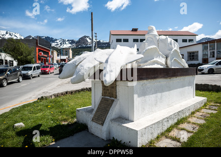Argentinisches Marinemonument USHUAIA Argentina // USHUAIA, Argentinien – Ein weißes Denkmal, das von der Stadt Ushuaia errichtet wurde, steht vor der argentinischen Marinestützpunkt und zollt den Marinestreitkräften Tribut. Das im Oktober 1971 geweihte Denkmal datiert vor dem Malvinas-Falklandinseln-Krieg von 1982, an den in der ganzen Stadt separate Denkmäler erinnern. Ushuaia, an der Südspitze Südamerikas gelegen, ist gemeinhin als die südlichste Stadt der Welt bekannt und dient als wichtiger Marinestützpunkt für Argentinien. Stockfoto