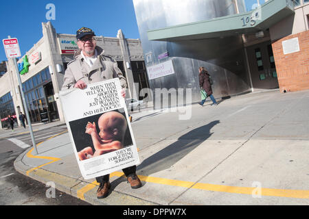 Boston, Massachusetts, USA. 15. Januar 2014. Demonstrant RAY steht rechtlich hinter der 35-Fuß Pufferzone, die durch eine gemalte gelbe Linie auf dem Bürgersteig vor einem Planned Parenthood gekennzeichnet ist. Der US Supreme Court hört Argumente in einem Fall, die Frage der Verfassungsmäßigkeit von Pufferzonen um Abtreibungskliniken. Nicolaus Czarnecki/ZUMAPRESS.com/Alamy © Live-Nachrichten Stockfoto