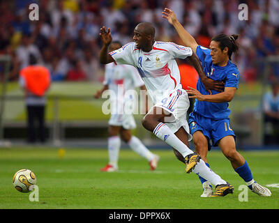 9. Juli 2006 - Olympiastadion, BERLIN, Deutschland - Patrick Vieira & Mauro deutschen Camoranesi... ITALIEN V FRANKREICH... Patrick Vieira & Camoranesi.ITALY V Frankreich. OLYMPIASTADION, BERLIN-DEUTSCHLAND-07-09-2006.K48556.  -PHOTOS(Credit Image: © Globe Photos/ZUMAPRESS.com) Stockfoto