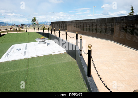 Malvinas War Memorial, einem großen Kriegerdenkmal auf einem Wasser-Park in Ushuaia, Argentinien, gewidmet, welche die 1982 Konflikt zwischen Argentinien und dem Vereinigten Königreich, über was in Großbritannien als den Falkland-Inseln und in Argentinien als Malvinas-Inseln bezeichnet werden. Stockfoto