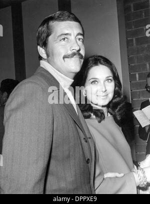 10. August 2006 -. SUZANNE PLESHETTE UND TOM GALLAGHER BESUCHEN DIE PREMIERE DER '' DER STERILEN KUCKUCK '' IM DIRECTORS GUILD THEATRE IN HOLLYWOOD 1969.   Fotos (Kredit-Bild: © Globe Photos/ZUMAPRESS.com) Stockfoto