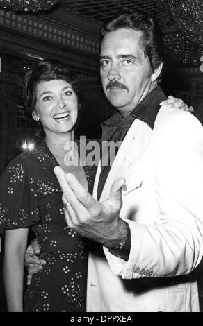 10. August 2006 -. SUZANNE PLESHETTE UND EHEMANN TOM GALLAGHER AUF DER SUPRISE PARTY VON SAMMY DAVIS JR., SEINE FRAU ALTOVISE GEBURTSTAG IM BISTRO IN BEVERLY HILLS 1974 ZU FEIERN GEGEBEN.   Fotos (Kredit-Bild: © Globe Photos/ZUMAPRESS.com) Stockfoto