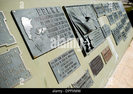 Malvinas War Memorial, einem großen Kriegerdenkmal auf einem Wasser-Park in Ushuaia, Argentinien, gewidmet, welche die 1982 Konflikt zwischen Argentinien und dem Vereinigten Königreich, über was in Großbritannien als den Falkland-Inseln und in Argentinien als Malvinas-Inseln bezeichnet werden. Stockfoto