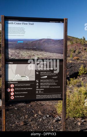 Schild mit Karten von Wanderwegen in der zerklüfteten Landschaft der Krater des Mondes National Monument und Preserve in Zentral-Idaho. Stockfoto