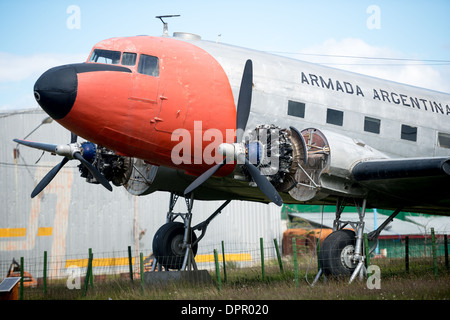 Argentinisches Navy Flugzeug Ushuaia Flughafen Ushuaia Argentinien // ein historisches Flugzeug, das einst von der argentinischen Marine benutzt wurde, ist neben der kleinen Start- und Landebahn am Flughafen Ushuaia ausgestellt. Stockfoto