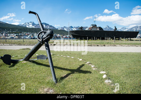 ARA Towwora PT Boat Naval Monument Ushuaia Argentina // ein Anker- und PT-Boot, das früher der argentinischen Marine gehörte, die Ara Towwora, befindet sich am Ufer des Ushuaia Harbor als Marinemonument. Stockfoto