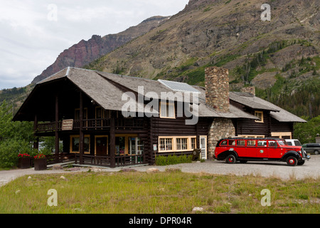 Red Jammer Bus im Two Medicine General Store im Glacier National Park, Montana. Stockfoto