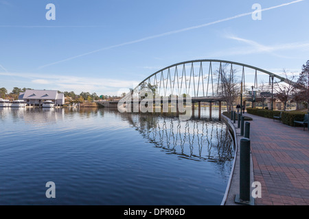 Bootsanlegestelle an der Woodlands Wasserstraße für die Wasser-Taxi-Transport-Service und Brücke mit Weihnachten Tauben. Stockfoto