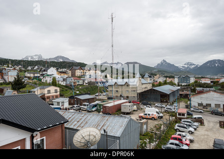 Ushuaia Dächer Luftbild Argentinien | USHUAIA, Argentinien — Ein Blick von oben auf die Wellblechdächer von Ushuaia zeigt den improvisierten, Grenzstadt-Charakter der Stadt unter dem schneebedeckten Martial-Gebirge. Lange als die südlichste Stadt der Welt vermarktet, wurde Ushuas Anspruch auf den Titel seit der Neuklassifizierung von Puerto Williams, auf der anderen Seite des Beaglekanals, als Stadt im Jahr 2019 bestritten. Stockfoto