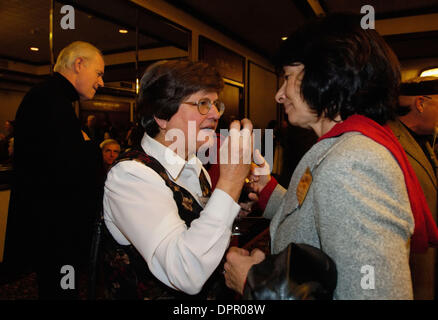 11. Dezember 2005 spricht - San Francisco, Kalifornien, USA - Schwester Helen Prejean, links, Autor des Buches "Dead Man Walking,'' sich gegen die Todesstrafe und die"Tookie"Williams-Fall mit seinem Landsmann Denny LeBoeuf, bei einer Veranstaltung der ACLU im Marriot in San Fransisco, CA., am Sonntag, 11. Dezember 2005. Schwester Helen wurde später mit der ACLU jährliche Chief Justice Earl Warren Civi geehrt. Stockfoto