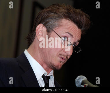 11. Dezember 2005 - San Francisco, Kalifornien, USA - Schauspieler-Regisseur und Aktivist Sean Penn macht einige einleitenden Bemerkungen vor der Präsentation der ACLU Civil Liberties Award 2005 ausgesprochenen Todesstrafe Gegner und Autor des Buches "Dead Man Walking,'' Schwester Helen Prejean, C.S.J, auf Sonntag, 11. Dezember 2005 während der ACLU jährliche Bill Of Rights Day Feier in San Franci Stockfoto