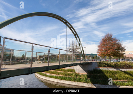 Fußgängerbrücke über den Woodlands Waterway in der Woodlands Mall, The Woodlands, Texas. Stockfoto