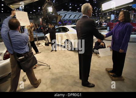 5. Januar 2006 - Los Angeles, Kalifornien, USA - ist eine hauseigene video Magazin-Segment für Lexus während ein Presse-Preview der größere LA Auto Show, im Convention Center in Los Angeles, CA., auf Mittwoch, 4. Januar 2006 erschossen. (Kredit-Bild: © Brian Cahn/ZUMAPRESS.com) Stockfoto