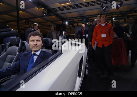 5. Januar 2006 - Los Angeles, Kalifornien, USA - Lamborghini CEO Stephan Winkelmann posiert für ein Foto in einem seiner Autos während einer Pressevorschau von der Greater LA Auto Show, im Convention Center in Los Angeles, CA., auf Mittwoch, 4. Januar 2006. (Kredit-Bild: © Brian Cahn/ZUMAPRESS.com) Stockfoto