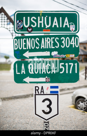 Ruta Nacional 3 Straßenschild Ushuaia Argentina // der südliche Endpunkt der Nationalstraße 3 (Ruta Nacional 3) in Ushuaia, Argentinien. Die Autobahn verläuft von Ushuaia aus für 1.892 km nach Norden und endet in Buenos Aires. Stockfoto