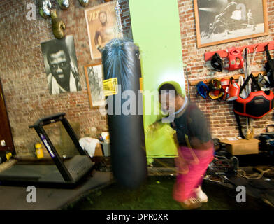 7. November 2011 - Boxer "Smokin ' Joe Frazier ist nach einem Kampf mit Leberkrebs gestorben. Joseph William "Joe" Frazier (12. Januar 1944 - 7. November 2011). Frazier war ein ehemaliger Olympiasieger und unbestritten Welt Boxweltmeister im Schwergewicht, deren berufliche Laufbahn von 1965 bis 1976, mit einem kurzen Comeback im Jahr 1981 dauerte. Im Jahr 1970, besiegte Frazier Ali auf Punkte in der mit Spannung erwartete "Fi Stockfoto