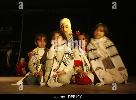 26. November 2008 - Gaza City, Palästina, Gaza-Streifen - Kinder beobachten die Aufführungen. In ein gewaltloser Widerstand, der anderthalb Jahre Belagerung durchgeführt Palästinenser ein Konzert organisiert durch die internationale palästinensische Kampagne für Gaza Belagerung PNGO Ende. Das Konzert bietet Aufführungen von Palästinensern in Arabisch und Englisch Rashad Shawa Center. (Kredit-Bild: © Fady Adwan/PR Stockfoto