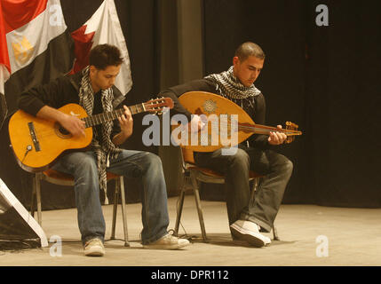 26. November 2008 - Gaza City, Palästina, Gaza-Streifen - In ein gewaltloser Widerstand, der anderthalb Jahre Belagerung durchgeführt Palästinenser ein Konzert organisiert durch die internationale palästinensische Kampagne für Gaza Belagerung PNGO Ende. Das Konzert bietet Aufführungen von Palästinensern in Arabisch und Englisch Rashad Shawa Center. (Kredit-Bild: © Fady Adwan/TRADIERTEN Bildern/ZUMA Press) Stockfoto