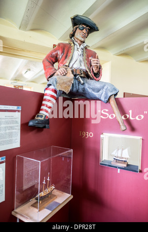 USHUAIA, Argentinien - ein Modell von einem Piraten sitzt rittlings auf einer Ausstellung im Maritime Museum von Ushuaia zum Gedenken an die maritime Geschichte der Region. Stockfoto