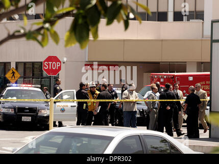 16. April 2009 Long Beach, CA-Long Beach-Polizei und Feuerwehr Personal außerhalb eines Verbrechens Szene Wheretwo Menschen wurden erschossen, einer von ihnen angeblich tödlich, in der Lobby des Long Beach Memorial Medical Center heute. Das shooting war kurz vor Mittag am Klinikum der 2800-Block der Atlantic Avenue berichtet.  Zeugen von den Dreharbeiten am Long Beach Memorial Medical Center sagen der gunma Stockfoto