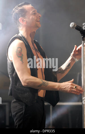 23. April 2009 lächelt - Hollywood, Kalifornien, USA - Depeche Mode-Sänger DAVE GAHAN während eines live-Konzerts auf dem Hollywood Boulevard vor dem W Hollywood Residenzen-Projekt in Hollywood. Die Leistung auf Jimmy Kimmel Live und Hollywood Blvd ausgestrahlt wurde für mehr als 24 Stunden heruntergefahren (Credit-Bild: © Jonathan Alcorn/ZUMA drücken) Stockfoto
