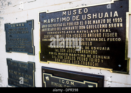 USHUAIA, Argentinien - Plaques Identifizierung der Eingang des Maritime Museum von Ushuaia. Das Museum besteht aus mehreren Flügeln gewidmet der Geschichte maritime, Antarktis, Exploration, einer Galerie und einer historischen Gefängnis. Stockfoto