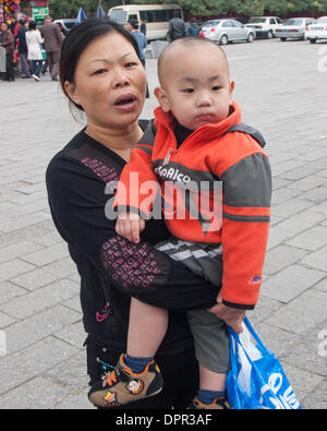 Peking, China. 26. Oktober 2006. Eine chinesische Mutter hält ihren kleinen Jungen in ihren Armen in Peking, Hauptstadt der Republik China. © Arnold Drapkin/ZUMAPRESS.com/Alamy Live-Nachrichten Stockfoto