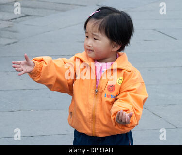 Peking, China. 26. Oktober 2006. Eine junge Chinesin Gesten in Peking, Hauptstadt der Republik China. © Arnold Drapkin/ZUMAPRESS.com/Alamy Live-Nachrichten Stockfoto